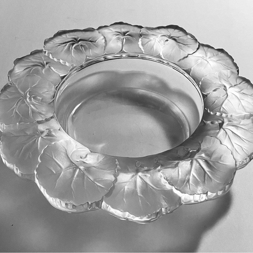 LALIQUE 8.5 Inch HONFLEUR BOWL / Some Scratches / FINE FRENCH CRYSTAL / Geranium - Picture 3 of 11